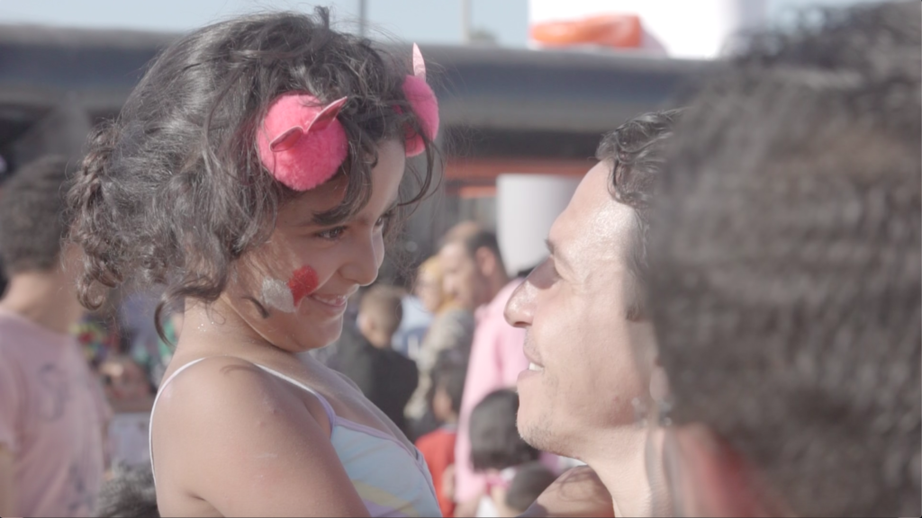 Sélim ben Hassen et une petite fille pendant la coupe du monde
